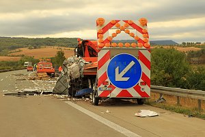 An zwei Baustellenfahrzeugen entlanggeschrammt