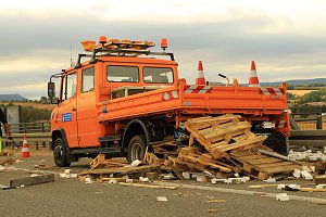 An zwei Baustellenfahrzeugen entlanggeschrammt