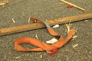 An zwei Baustellenfahrzeugen entlanggeschrammt