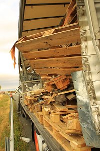 An zwei Baustellenfahrzeugen entlanggeschrammt