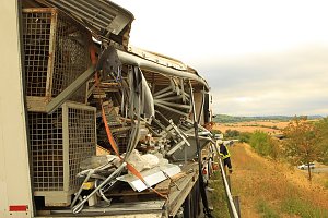An zwei Baustellenfahrzeugen entlanggeschrammt