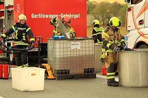 An zwei Baustellenfahrzeugen entlanggeschrammt