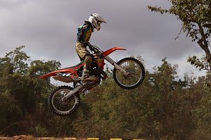 Fliegende Maschinen am Weinberg