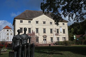 Ein Spiel aus Licht und Schatten - K&uuml;nstlerin Judith Rautenberg hat das alte Neust&auml;dter Herrenhaus als Hintergrund f&uuml;r ihr Kunstprojekt gew&auml;hlt