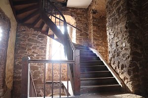 Ein Spiel aus Licht und Schatten - K&uuml;nstlerin Judith Rautenberg hat das alte Neust&auml;dter Herrenhaus als Hintergrund f&uuml;r ihr Kunstprojekt gew&auml;hlt