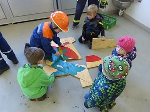 Regenbogen-Kinder zu Besuch bei der Feuerwehr