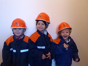 Regenbogen-Kinder zu Besuch bei der Feuerwehr