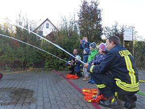 Regenbogen-Kinder zu Besuch bei der Feuerwehr