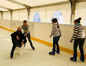 Die Drittkl&auml;ssler hatten viel Spa&szlig; auf der Eisfl&auml;che.