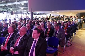 Automobilmesse in Erfurt am Abend eröffnet