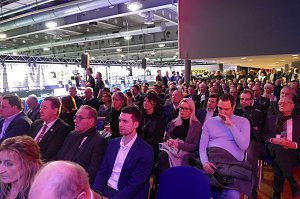 Automobilmesse in Erfurt am Abend eröffnet