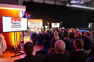 Automobilmesse in Erfurt am Abend eröffnet