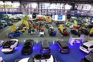 Automobilmesse in Erfurt am Abend eröffnet