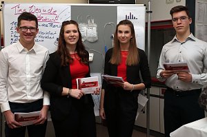 David Nebelung, Isabell Rennebach, Magdalena Sturm und Christian Lepperhoff - Lie&szlig;en ihr Publikum an einem Leben mit Leuk&auml;mie teilhaben und veranschaulichten dies mittels einer fiktiven Figur.
