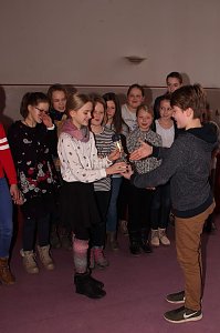 Feierliche &Uuml;bergabe des Wanderpokals durch den Klassensprecher der Siegerklasse im letzten Jahr