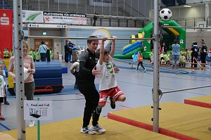 Die J&uuml;ngsten testeten Fitness und Geschicklichkeit