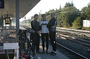 Bahnhof Zorneding. Volker, Ren&eacute;, Mike (v.l.)