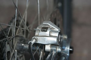Notd&uuml;rftig geflickte Scheibenbremse an Mikes Fahrrad.