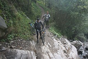 Mike und René beim überqueren eines Bergbachs.
