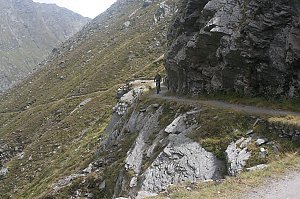Immer schön eng am Berg.