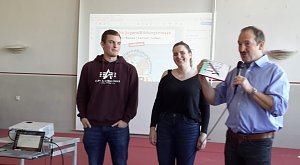  Initiator und Englischlehrer Uwe Lumm dankt Konrad Thierfelder und Vivian Thiele f&uuml;r ihr Engagement