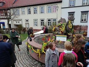 Flei&szlig;ig geschm&uuml;ckt - der Meerpferdbrunnen ist bereit f&uuml;r das Brunnenfest