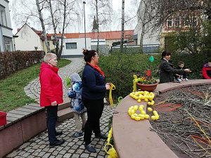 Flei&szlig;ig geschm&uuml;ckt - der Meerpferdbrunnen ist bereit f&uuml;r das Brunnenfest