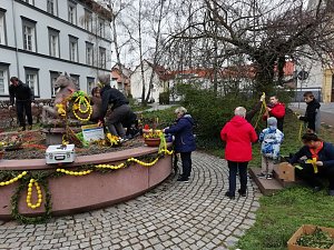 Flei&szlig;ig geschm&uuml;ckt - der Meerpferdbrunnen ist bereit f&uuml;r das Brunnenfest