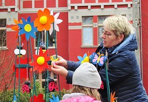 Knirpse aus Ost bereiten Brunnenfest vor