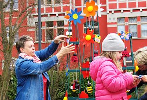 Knirpse aus Ost bereiten Brunnenfest vor