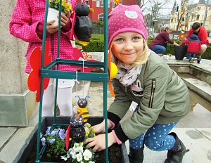 Knirpse aus Ost bereiten Brunnenfest vor