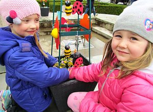 Knirpse aus Ost bereiten Brunnenfest vor