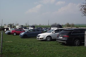Hoch zu Ross &uuml;ber viele Hindernisse durch die Halle