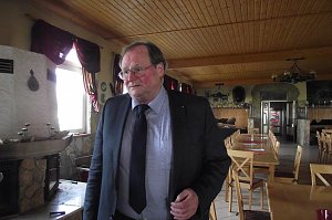 Hoch zu Ross &uuml;ber viele Hindernisse durch die Halle