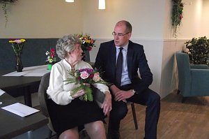 Matthias Jendricke nimmt sich die Zeit, um betagten Heimbewohnern persönlich zu gratulieren. Im Bild wünscht er Charlotte Bornemann im Rolandhaus zum 105.Geburtstag alles Gute.