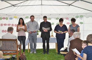 Pfarrer Gregor Heimrich mit Mitarbeitern und Ehrenamtlichen aus dem Hospiz beim F&uuml;rbittengebet