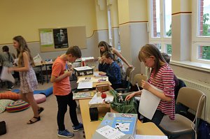Schm&ouml;kern in den Lesekisten der Mitsch&uuml;ler