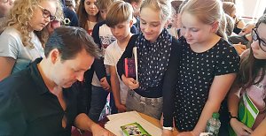 Martha und Annifrid holen sich Autogramme