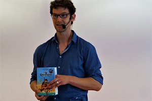 Lukas Hainer stellt sein Buch vor