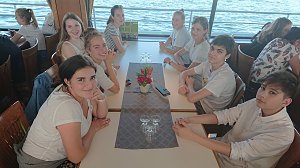 Die Gruppe auf der Schifffahrt mit Teilnehmern aus Gro&szlig;burgwedel