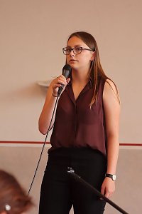 Hoch konzentriert interpretierte Jasmin Kleint eine Ballade von Elvis Presley