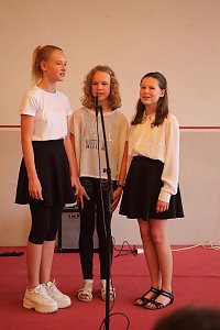 Maja Uebner, Louisa C. Keitz und Raja Uebner pr&auml;sentierten ihren Cupsong