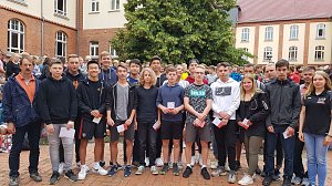 Einige der Sch&uuml;ler, die den Sporthelferausweis erhielten