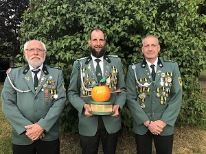 Spannende Wettk&auml;mpfe mit Gewehr und Bogen
