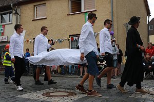Gro&szlig;er Festumzug in Auleben