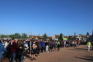 Die Sch&uuml;ler der Lessing-Schule weihten ihren Sportplatz mit einem gro&szlig;en Sport- und Spielfest ein