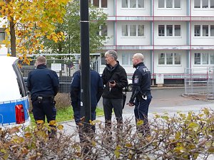 Theater-Intendant Klajner im Gespr&auml;ch mit der Polizei