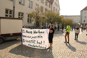 Demonstrieren unter Corona auf dem Nordh&auml;user Rathausplatz