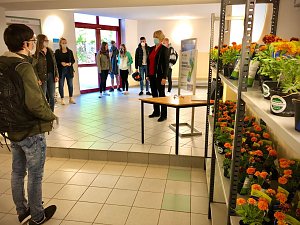 Blumen&uuml;bergabe der Hochschule Nordhausen an den Nordh&auml;user Gymnasien
