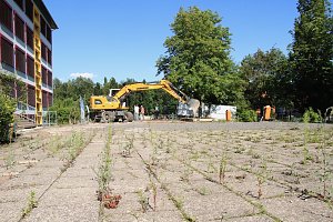Spatenstich mit Bagger: Landrat Matthias Jendricke l&auml;utete gestern Nachmittag den letzten Bauabschnitt am Schulhof der Ellricher Oberschule ein
